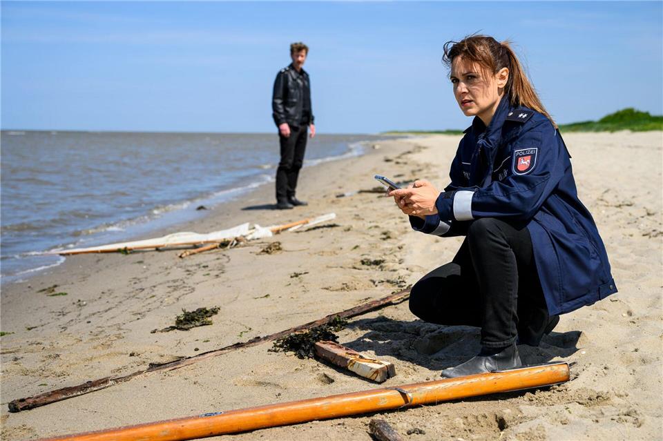 Süher Özlügül untersucht die Überreste eines Segelbootes.Willi Weber/ZDF/dpa
