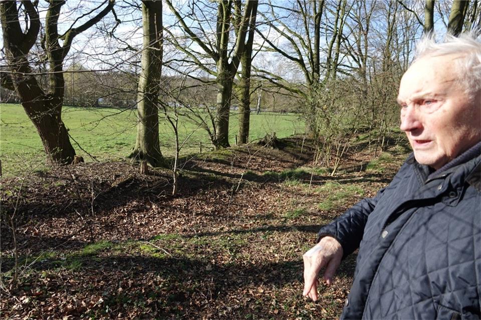 Sühling zeigt auf Reste des Westfalenwalls in Hoxfeld. 