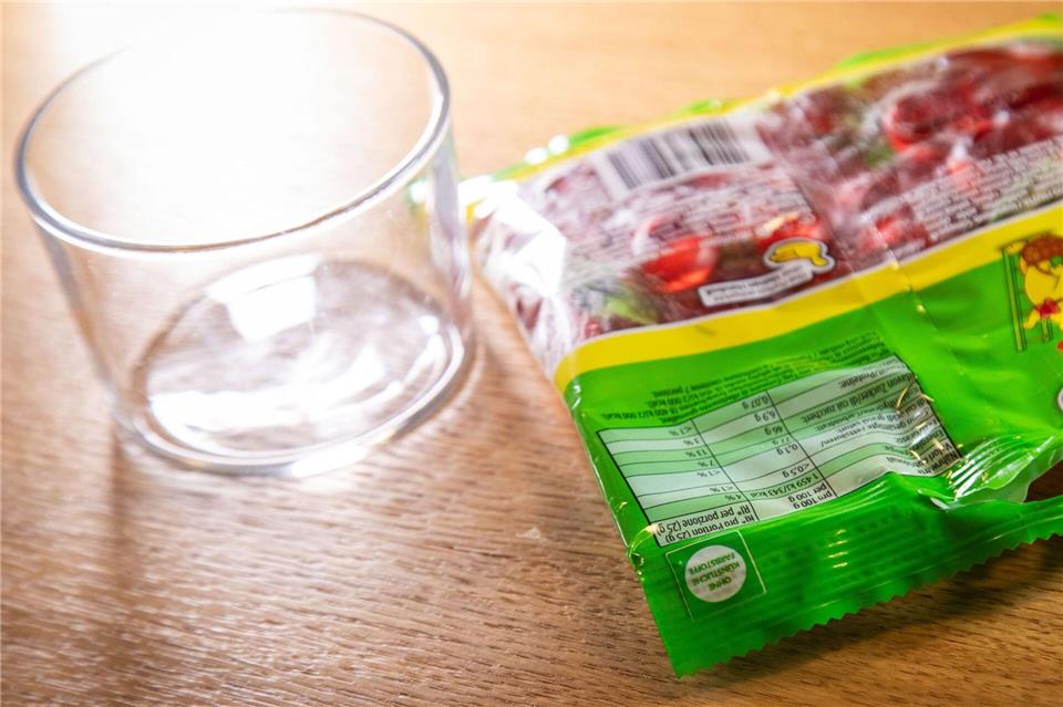 Süße Nascherei: Lässt sich eine Fruchtgummitüte mit einem Hack einfach öffnen und wieder verschließen?Christin Klose/dpa-tmn