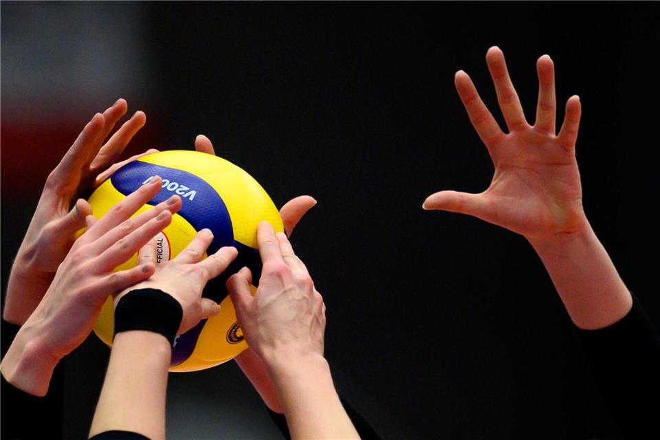 Suhl und Dresden liefern sich einen harten Schlagabtausch im ersten Finalspiel. (Archivbild)Robert Michael/dpa-Zentralbild/dpa