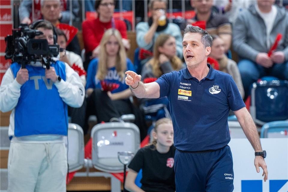 Suhls Trainer Laszlo Hollosy sieht Stuttgart als Favoriten für das Pokalfinale. (Archivbild)Monika Skolimowska/dpa