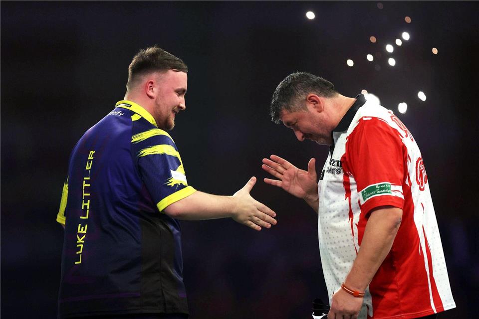 Suljovic verneigt sich vor Weltmeister Littler.Steven Paston/PA/dpa