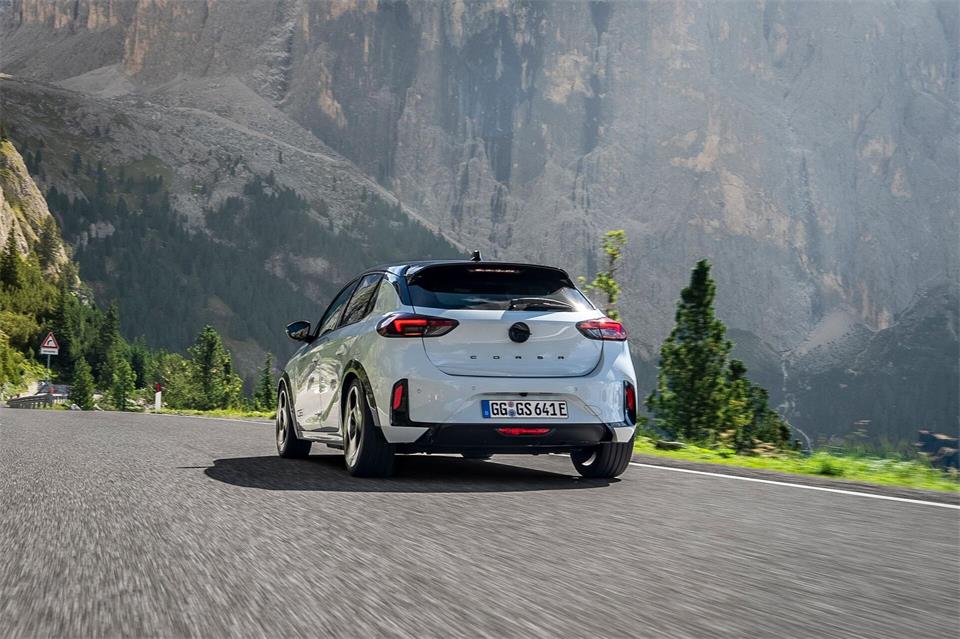 Summm, und hoch die Bergstraße: Die 345 Nm an der Vorderachse machen in den Bergen einigen Spaß.Dani Heyne/Opel Automobile GmbH/dpa-tmn