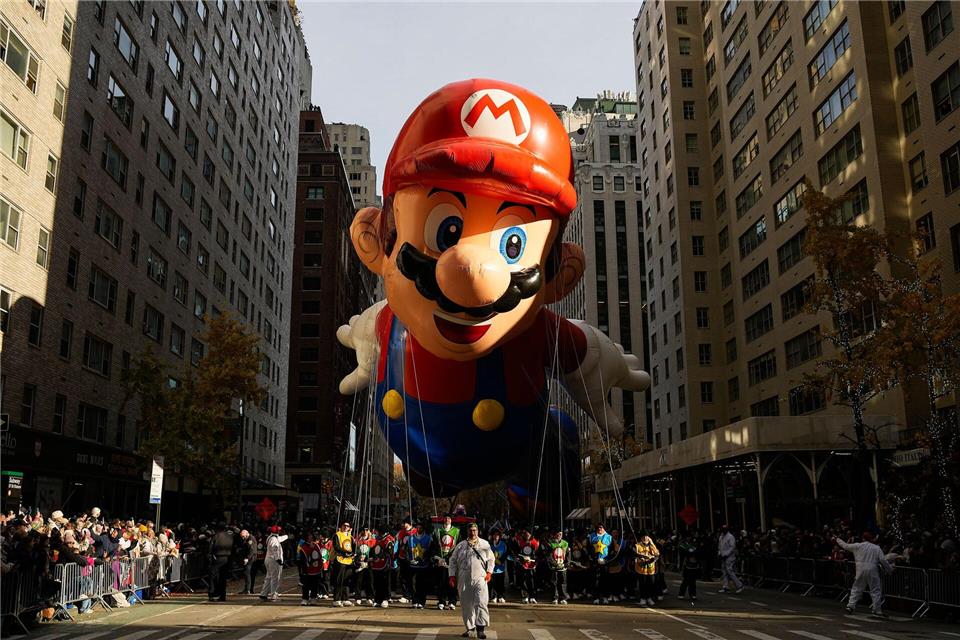 Super Mario zieht zu Thanksgiving durch New Yorks Häuserschluchten.Eduardo Munoz Alvarez/AP/dpa