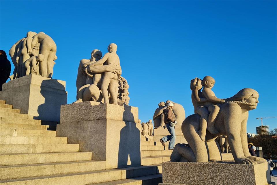 Superlativ in Stein: Im Vigeland-Skulpturenpark hat sich der norwegische Bildhauer Gustav Vigeland (1869–1943) mit über 200 überlebensgroßen Skulpturen verewigt.Dörte Nohrden/dpa-tmn