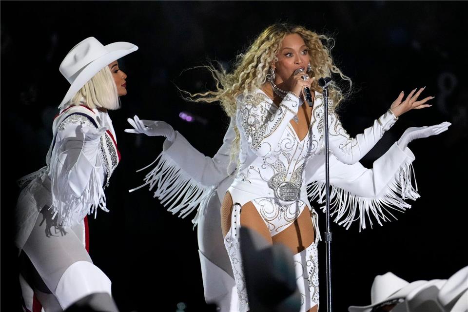 Superstar Beyoncé hat für ihre Halbzeitshow beim NFL-Spiel in Houston einen Sonder-Emmy als Kostümdesignerin gewonnenen. (Archivbild)David J. Phillip/AP/dpa