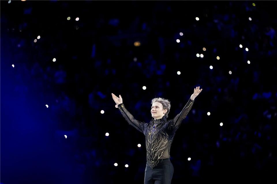 Superstar Ilia Malinin holte seinen dritten WM-Titel in Serie.Petr David Josek/AP/dpa