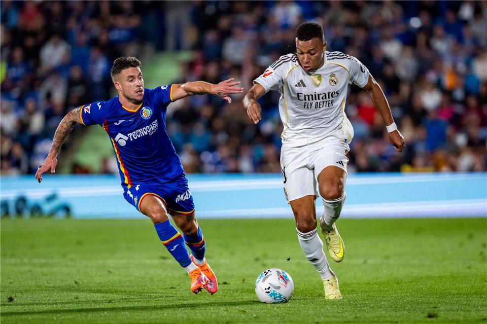Superstar Kylian Mbappé (r) verhalf Real Madrid zum Arbeitssieg in Getafe.Alberto Gardin/ZUMA Press Wire/dpa