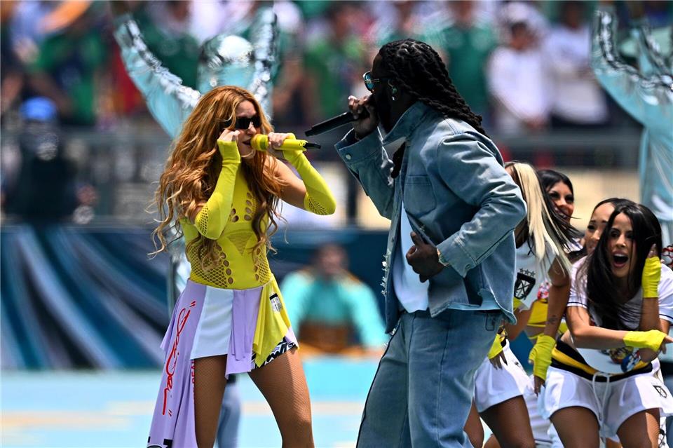 Superstar Shakira (l) und Burna Boy performen den WM-Song „Dai Dai“.Tom Weller/dpa
