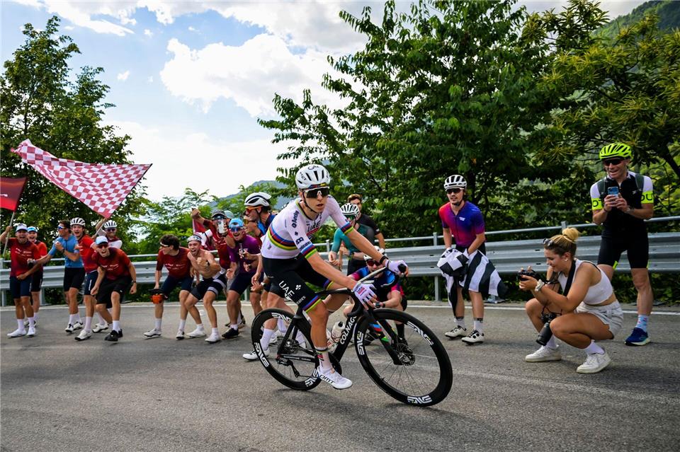 Superstar Tadej Pogacar feierte einen erfolgreichen Start bei der Tour de Suisse. Gian Ehrenzeller/KEYSTONE/dpa