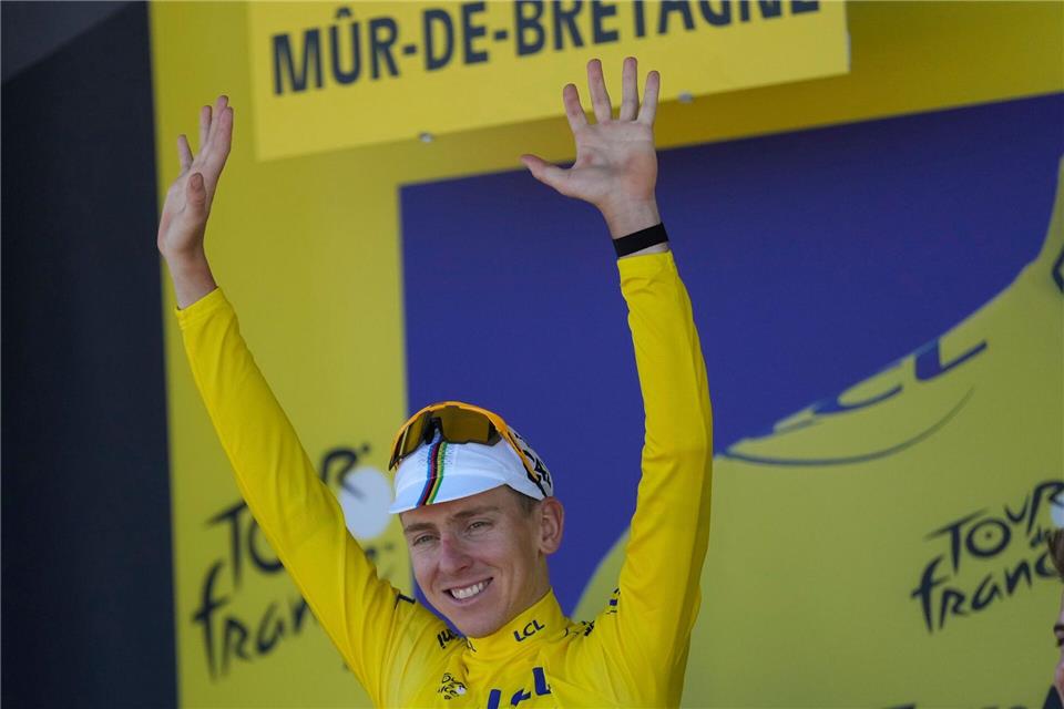 Superstar Tadej Pogacar trägt bei der 112. Tour de France wieder das Gelbe Trikot.Mosa’ab Elshamy/AP/dpa