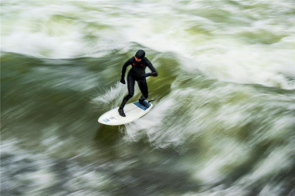 Streit um Surferwelle im Englischen Garten Surfen am Eisbach ist in München Kult. Um eine Welle gibt es jetzt Ärger.Peter Kneffel/dpa