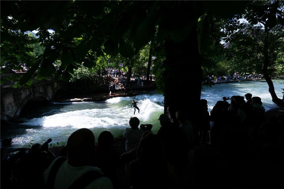 Eisbach-Unfall: Zustand der Surferin hat sich stabilisiert Surfen an der Eisbachwelle gilt als eine der Attraktionen in München. (Archivbild)Sven Hoppe/dpa