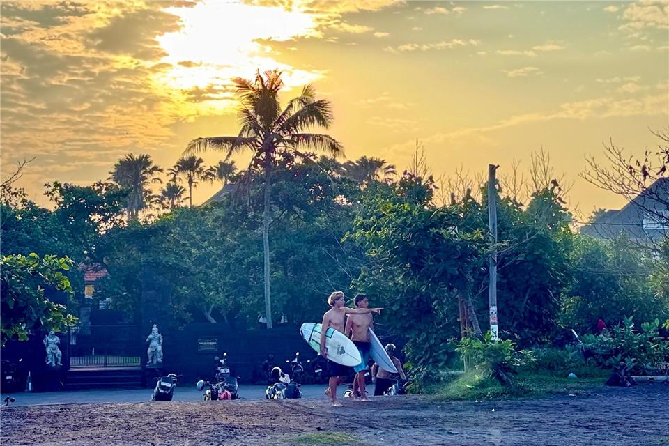 Surfen bei Sonnenaufgang - einer der Vorteile für Menschen, die mobil in Canggu arbeiten.Carola Frentzen/dpa