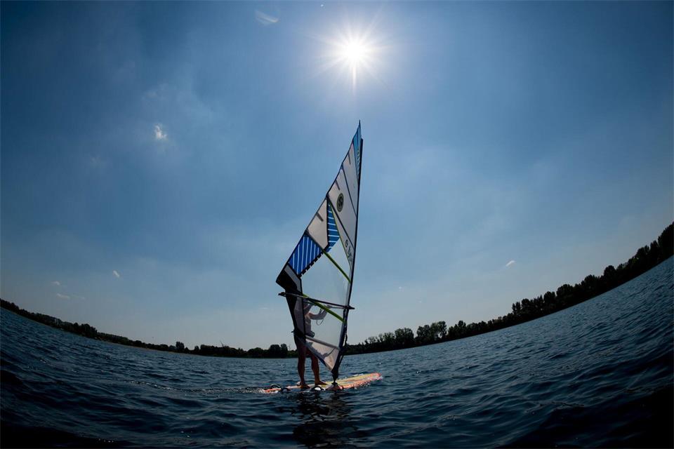 Surfen ist nicht nur für Erwachsene: In den Herbstferien wird an der Schladitzer Bucht in Leipzig Kindersurfen angeboten. (Symbolbild)Klaus-Dietmar Gabbert/dpa-Zentralbild/ZB