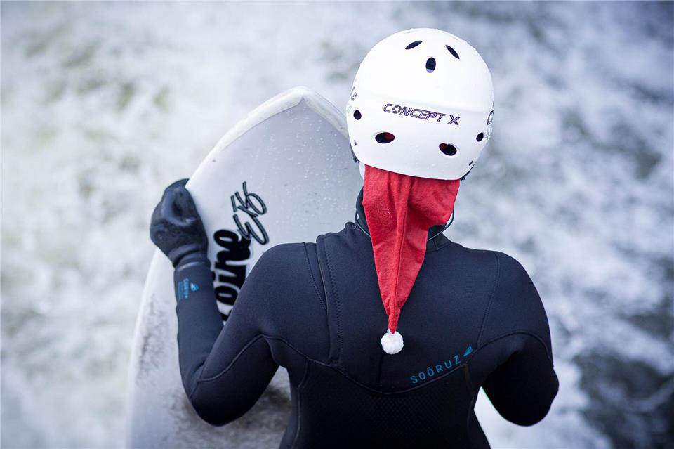Surfer feiern den Nikolaustag auf der Leinewelle in der Landeshauptstadt. Moritz Frankenberg/dpa