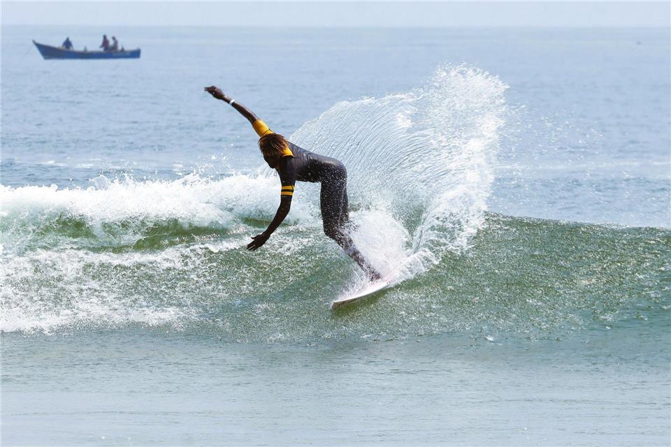 Surfer finden ideale Wellen am Strand Praia dos Surfistas am Cabo Ledo, rund 120 Kilometer südlich von Luanda.Colin Fitch/Angola Tourism Board/dpa-tmn