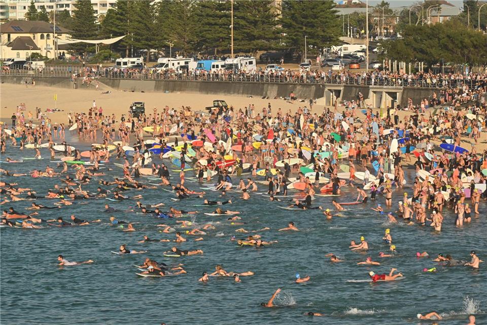 Surfer gedenken am Bondi Beach der Terroropfer. Mick Tsikas/AAP/dpa