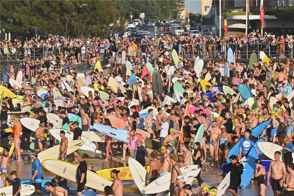 Surfer und Schwimmer bereiten sich in Sydney für eine Gedenkfeier vor.Mick Tsikas/AAP/dpa