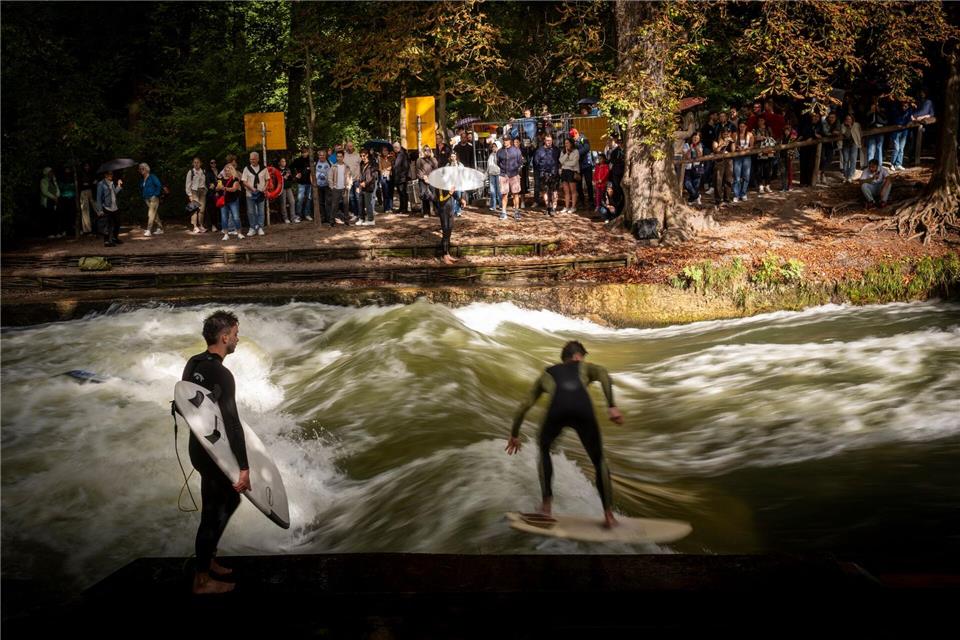Surferinnen und Surfer hoffen auf eine baldige Rückkehr der Eisbachwelle. (Archivbild) Peter Kneffel/dpa