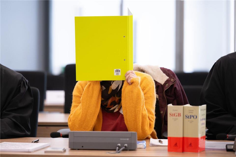 Susann E., mutmaßliche Helferin der Neonazi-Terrorzelle Nationalsozialistischer Untergrund, schweigt zu Beginn des Prozesses am Dresdner Oberlandesgericht. Sebastian Kahnert/dpa-Pool/dpa