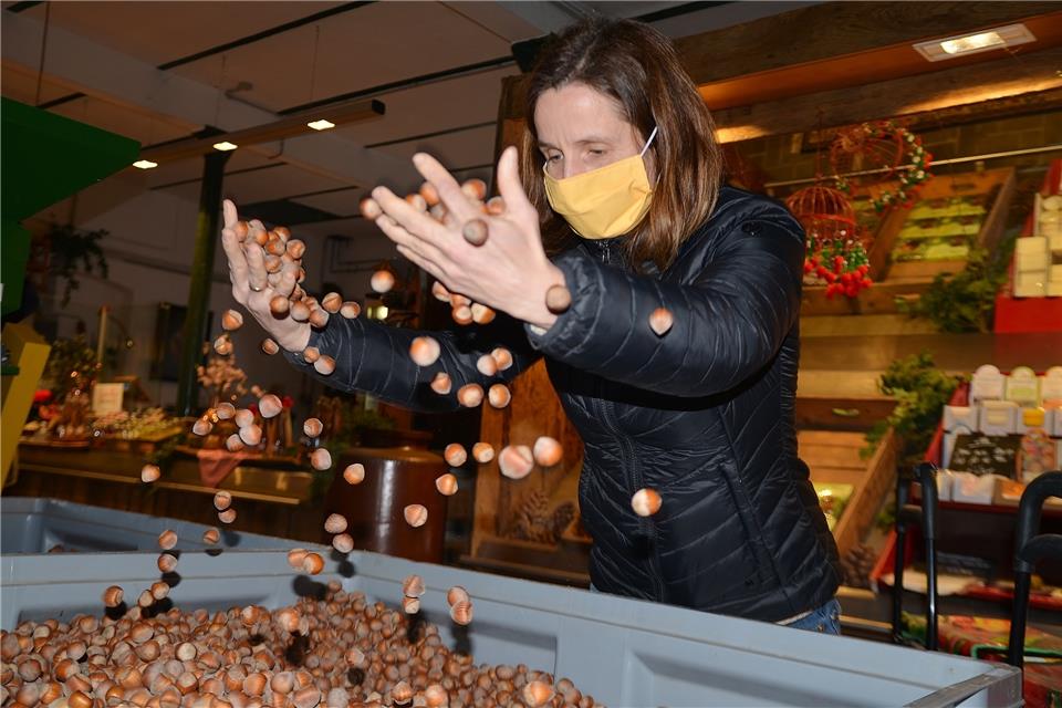 Susanne Amberg war bei ihrem Besuch in Böckenhoffs Hofladen begeistert von den Haselnüssen aus Erle.
