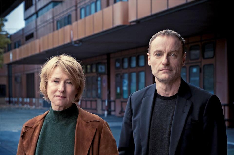 Susanne Bonard (Corinna Harfouch) und Robert Karow (Mark Waschke) stehen in einer Filmszene vor ihrem Kommissariat im ehemaligen Berliner Flughafen Tegel.Conny Klein/rbb/ARD/dpa