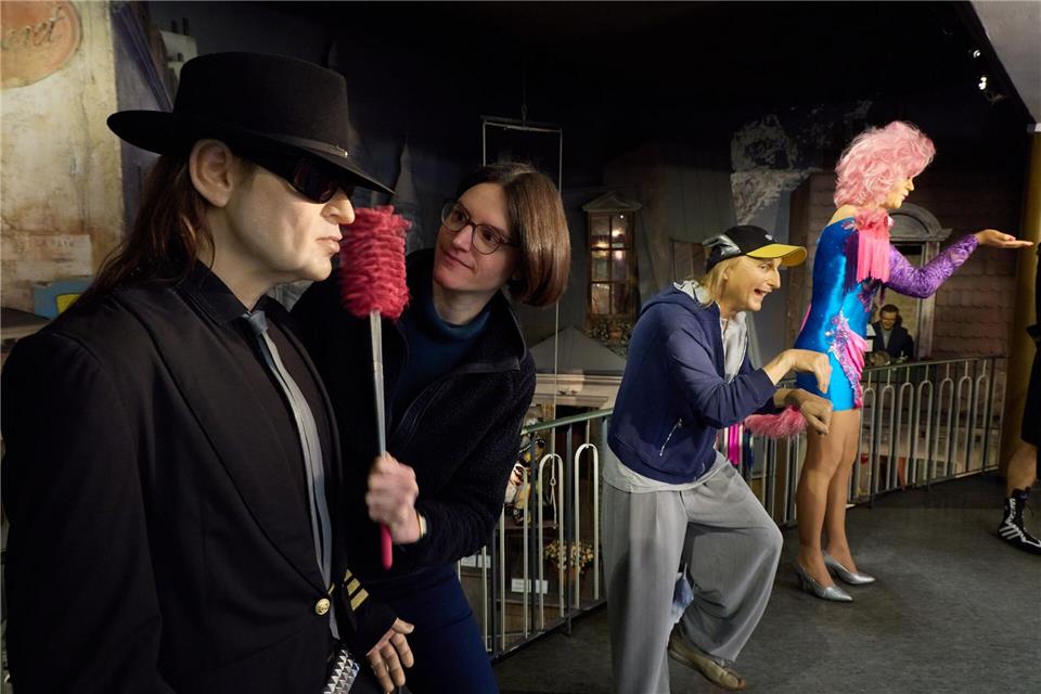 Susanne Faerber, Geschäftsführerin, putzt mit einem Staubwedel die Wachsfigur von Udo Lindenberg. Im Panoptikum, dem Wachsfigurenkabinett auf der Reeperbahn ist der Frühjahrsputz in den letzten Zügen.Georg Wendt/dpa