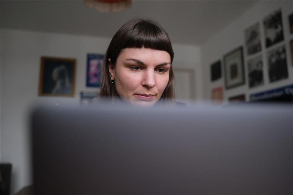 Susanne Siegert, Content Creator, sitzt am Laptop. Die 33-Jährige aus Leipzig informiert auf Tiktok und Instagram über den Holocaust. (Archivbild)Sebastian Willnow/dpa