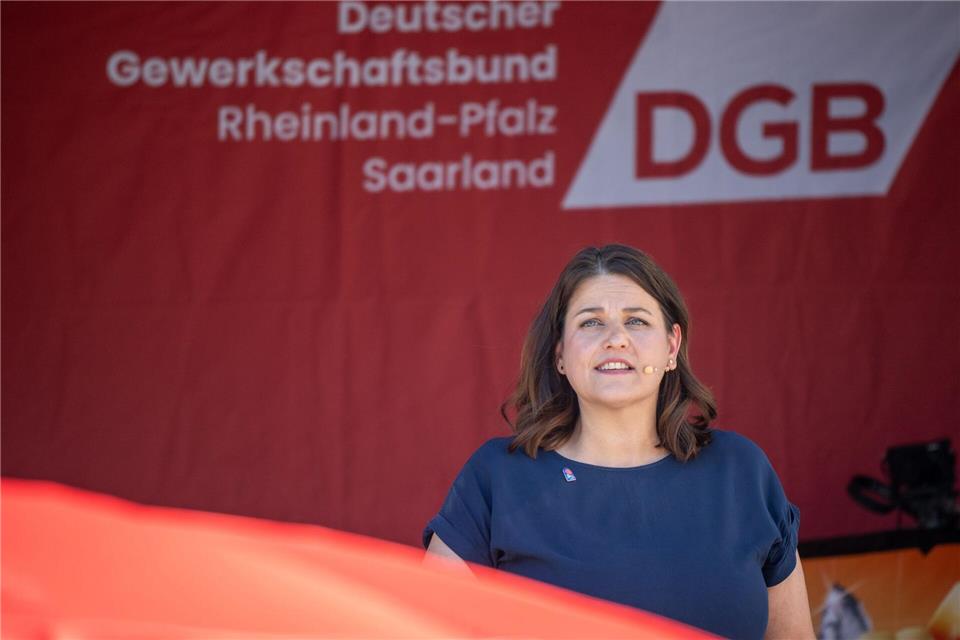 Susanne Wingertszahn, Vorsitzende des DGB Rheinland-Pfalz/Saarland, forderte bei der Kundgebung in Trier, dass sichere Arbeitsplätze und gute Löhne Vorrang haben müssten.Harald Tittel/dpa