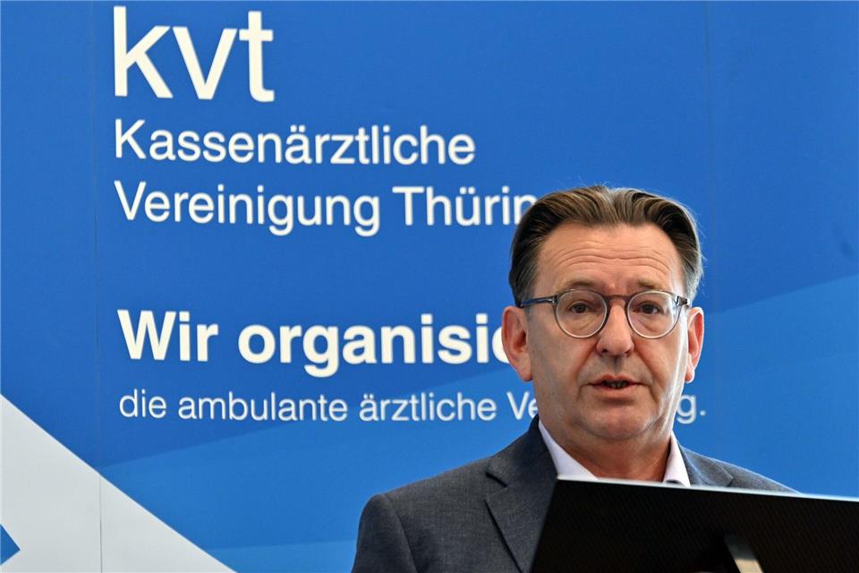 Sven Auerswald, Hauptgeschäftsführer der KV Thüringen. In der Zentrale der Kassenärztlichen Vertretung in Weimar wurden zwei Arbeitsplätze für Telenotärzte geschaffen.Martin Schutt/dpa