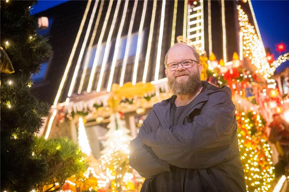 Sven Borchart hat die 60 000 Lichter mit seinem Stiefsohn angebracht. Sina Schuldt/dpa