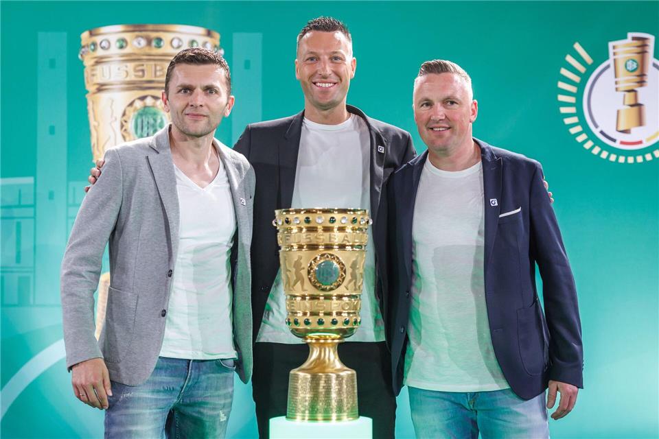 Sven Jablonski (M) leitet das DFB-Pokalfinale zwischen dem VfB Stuttgart und dem FC Bayern München.Andreas Gora/dpa