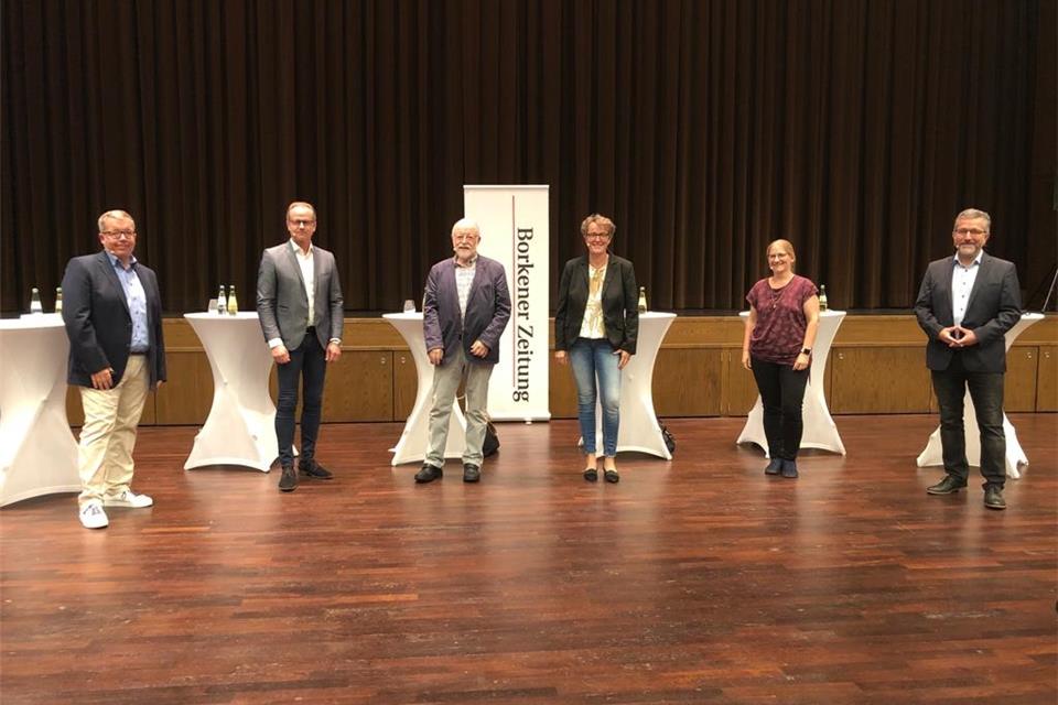 Sven Kauffelt (links) und Peter Berger (rechts) sprechen heute Abend mit Frank Richter (von links), Kurt Kindermann, Brigitte Ebbing und Maja Becker. 