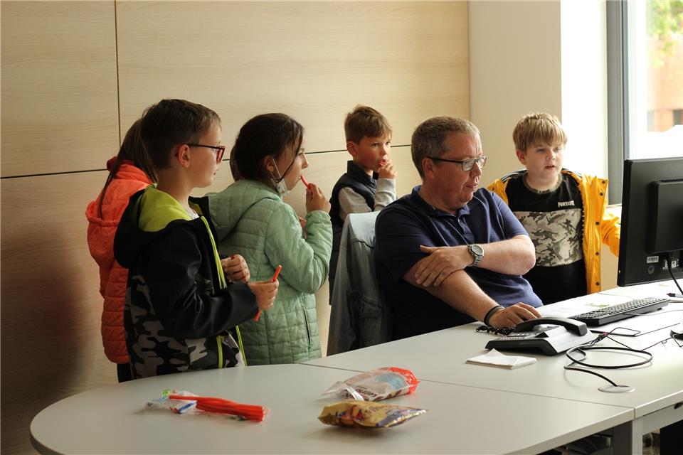 Sven Kauffelt zeigte den Schülern unter anderem, wie die Zeitungsseiten am PC erstellt werden.