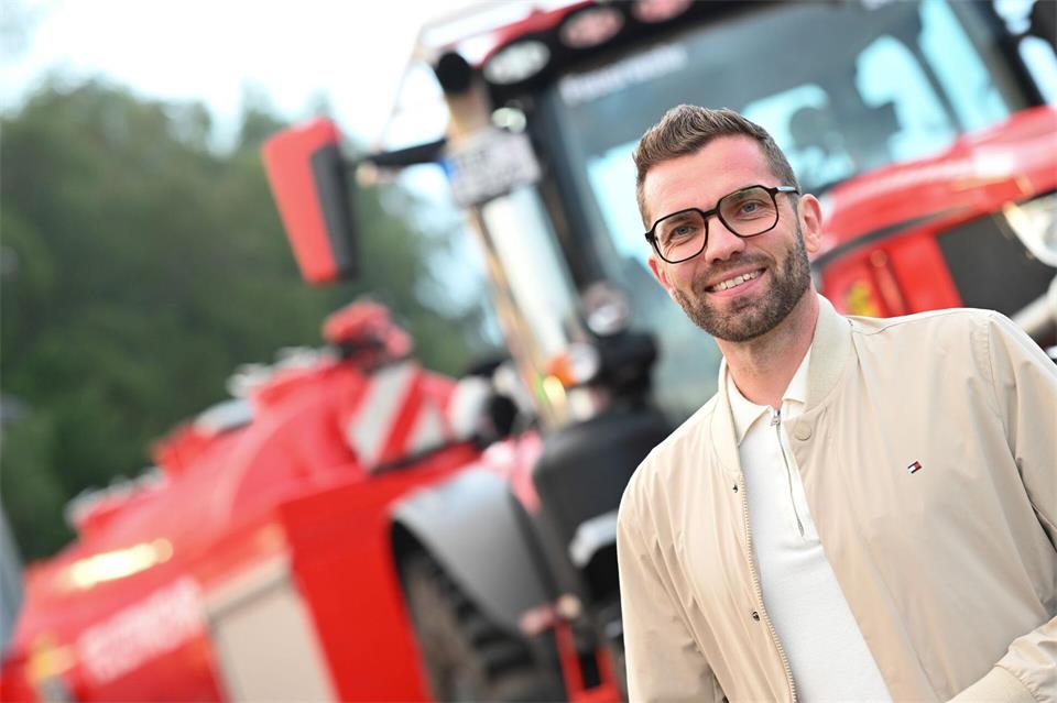 Sven Lübbers, Bürgermeister der Stadt Wiesmoor, hält den Traktor für sehr nützlich für den Zivil- und Katastrophenschutz. Lars Penning/dpa