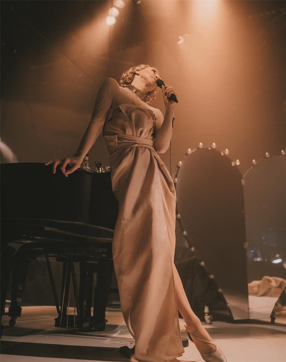 Sven Ratzke verkörpert Marlene Dietrich.