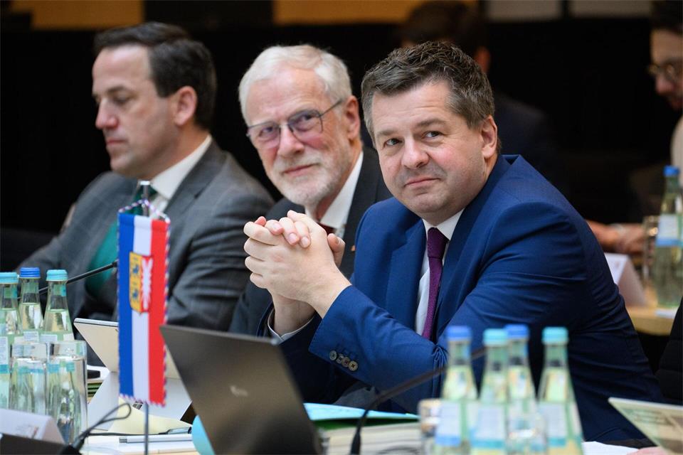 Sven Schulze, hier bei der MPK vom März, musste als Ministerpräsident von Sachsen-Anhalt eine herbe Wahlschlappe hinnehmen. (Archivbild)Bernd von Jutrczenka/dpa