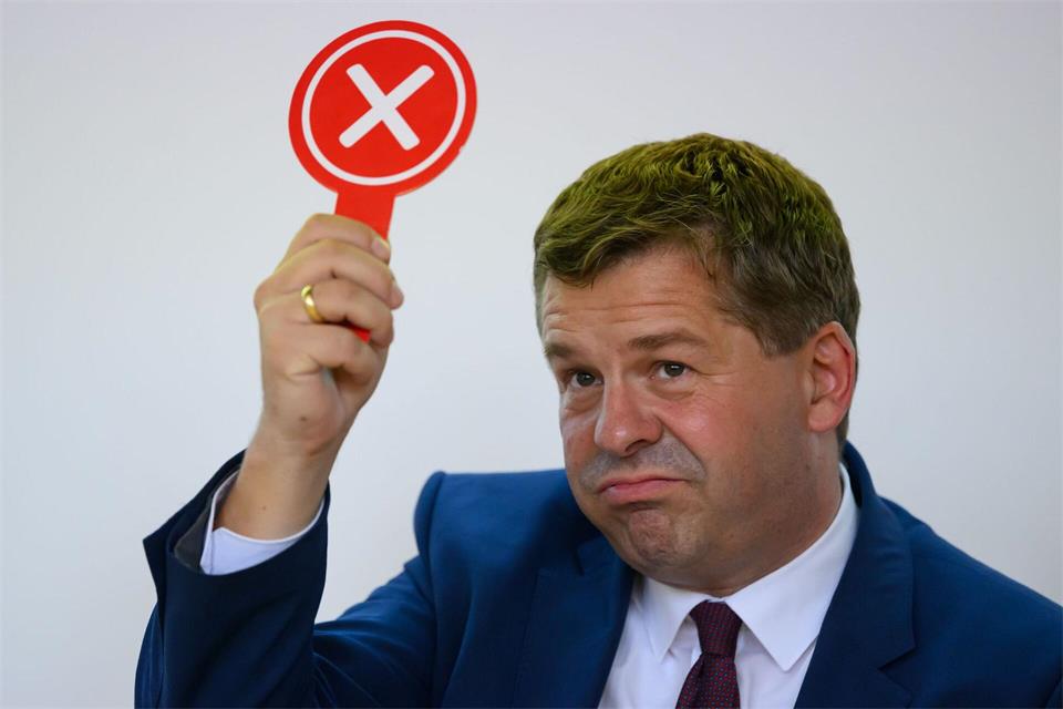 Sven Schulze möchte der AfD die rote Karte zeigen.Hendrik Schmidt/dpa