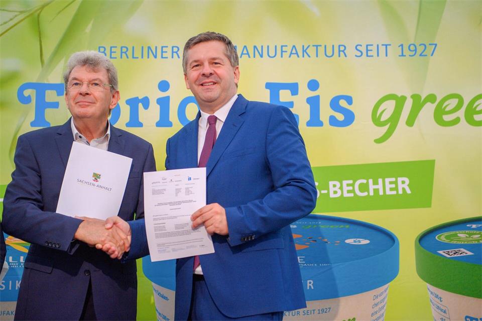 Sven Schulze (r, CDU), Ministerpräsident von Sachsen-Anhalt übergibt Olaf Höhn (l), Geschäftsführer von „Florida Eis“ den Fördermittelbescheid des Landes Sachsen-Anhalt. Klaus-Dietmar Gabbert/dpa