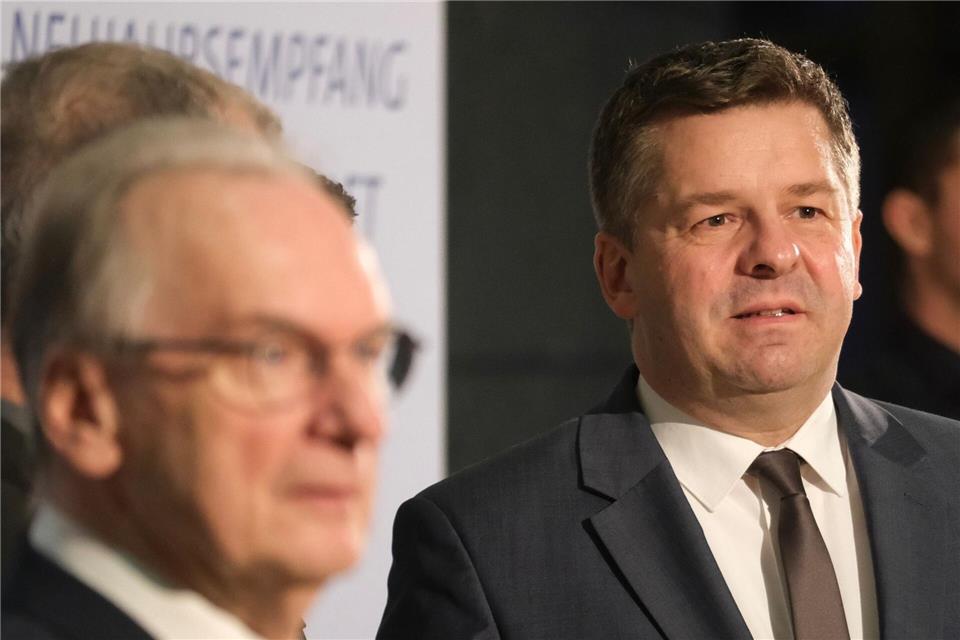 Sven Schulze (r,CDU), Wirtschaftsminister des Landes Sachsen-Anhalt, verteidigt die Unterstützung des Landes für den Weiterbetrieb der Anlage des Chemieunternehmens Domo.Sebastian Willnow/dpa
