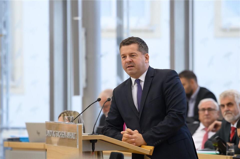 Sven Schulze verspricht Jugendlichen Ausbildung und Arbeitsplatz im Land.(Archivbild)Klaus-Dietmar Gabbert/dpa