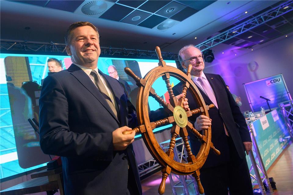 Sven Schulze will in der Staatskanzlei das Steuerrad von Sachsen-Anhalts Regierungschef Reiner Haseloff (beide CDU) übernehmen. (Archivbild)Klaus-Dietmar Gabbert/dpa