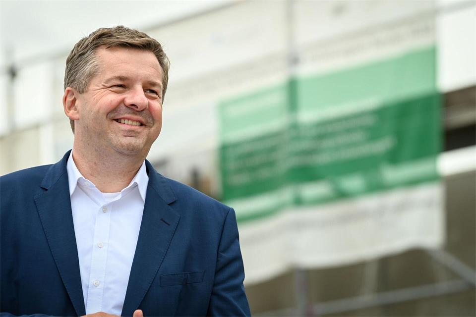 Sven Schulzes Botschaft lautet: Ich bin einer von hier und kümmere mich.Heiko Rebsch/dpa