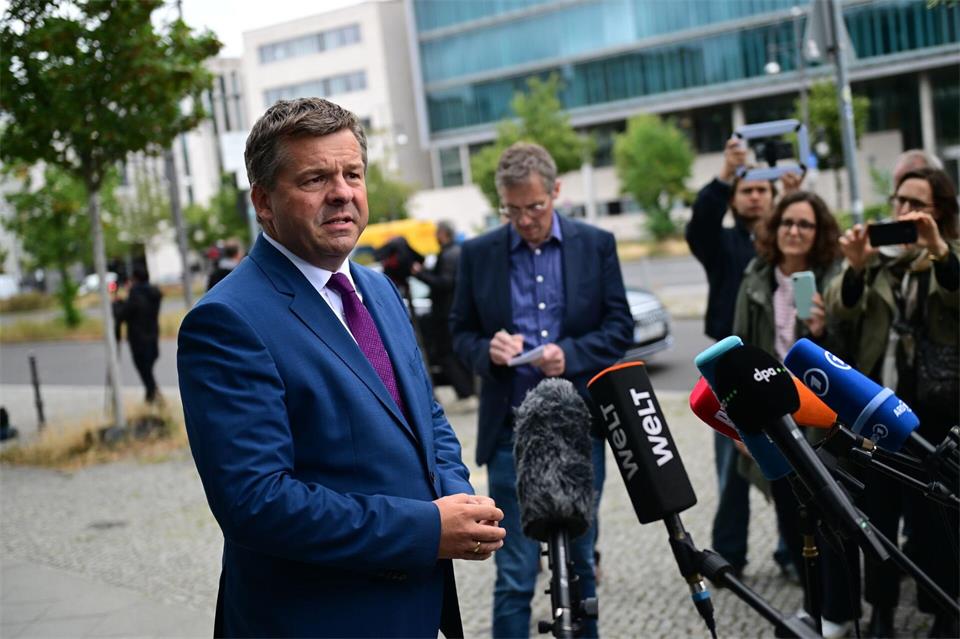 Sven Schulzes Botschaft lautet: Ich bin einer von hier und kümmere mich.Fabian Sommer/dpa