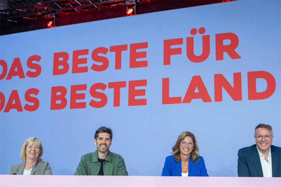 Sven Teuber (2. von links) wird bei der Neuaufstellung der SPD in RLP immer wieder genannt. (Archivbild) Harald Tittel/dpa