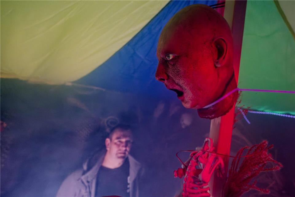 Warum die einen Halloween lieben und die anderen es hassen  Sven Wagner baut sein Duisburger Reihenhaus jedes Jahr für einen Abend zu seiner Grusel-Atraktion um. Henning Kaiser/dpa