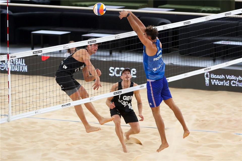 Sven Winter (l-r) und Lukas Pfretzschner in Aktion gegen Téo Rotar.Matt Turner/AAP/dpa