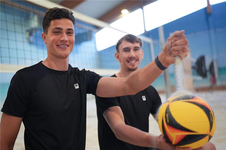 Sven Winter (l) und Lukas Pfretzschner haben bei der WM die Runde der besten acht Teams erreicht.Marcus Brandt/dpa