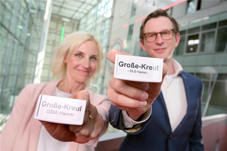 Svenja und Daniel haben einen gemeinsamen Nachnamen: Große-Kreul. Beide sind Pressedezernentin und arbeiten im selben Gebäude in Hamm. Bernd Thissen/dpa
